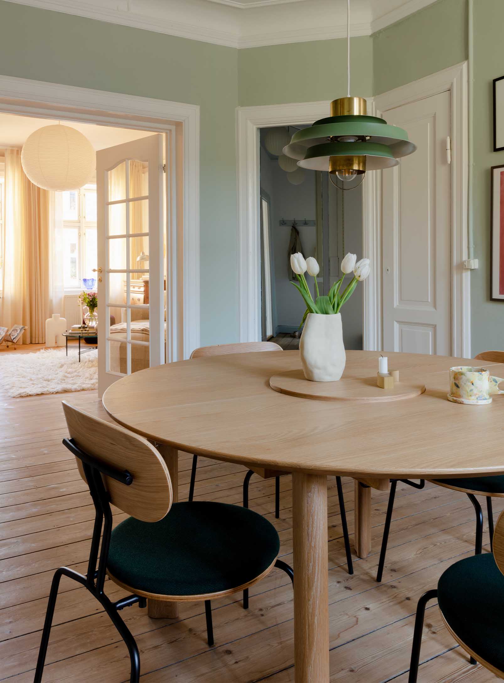 Créez une salle à manger conviviale et élégante avec Nüspace Mobilier : tables raffinées, chaises confortables et luminaires design pour des moments uniques.