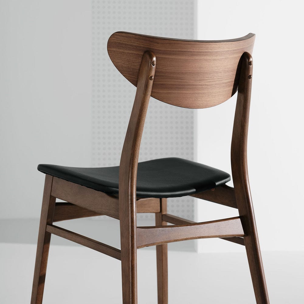 Découvrez notre collection de chaises à dîner chez Nüspace Mobilier. Conçues pour vos repas en famille ou entre amis, nos chaises allient style, matériaux et couleurs variés pour s'adapter parfaitement à votre salle à manger.