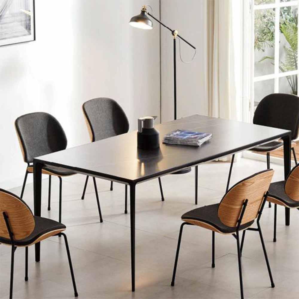 Découvrez la collection de tables à dîner chez Nüspace Mobilier. Des tables pour 4 à 10 personnes, en bois, verre, métal ou aluminium, notre sélection répond à tous les besoins pour l'intérieur et l'extérieur.