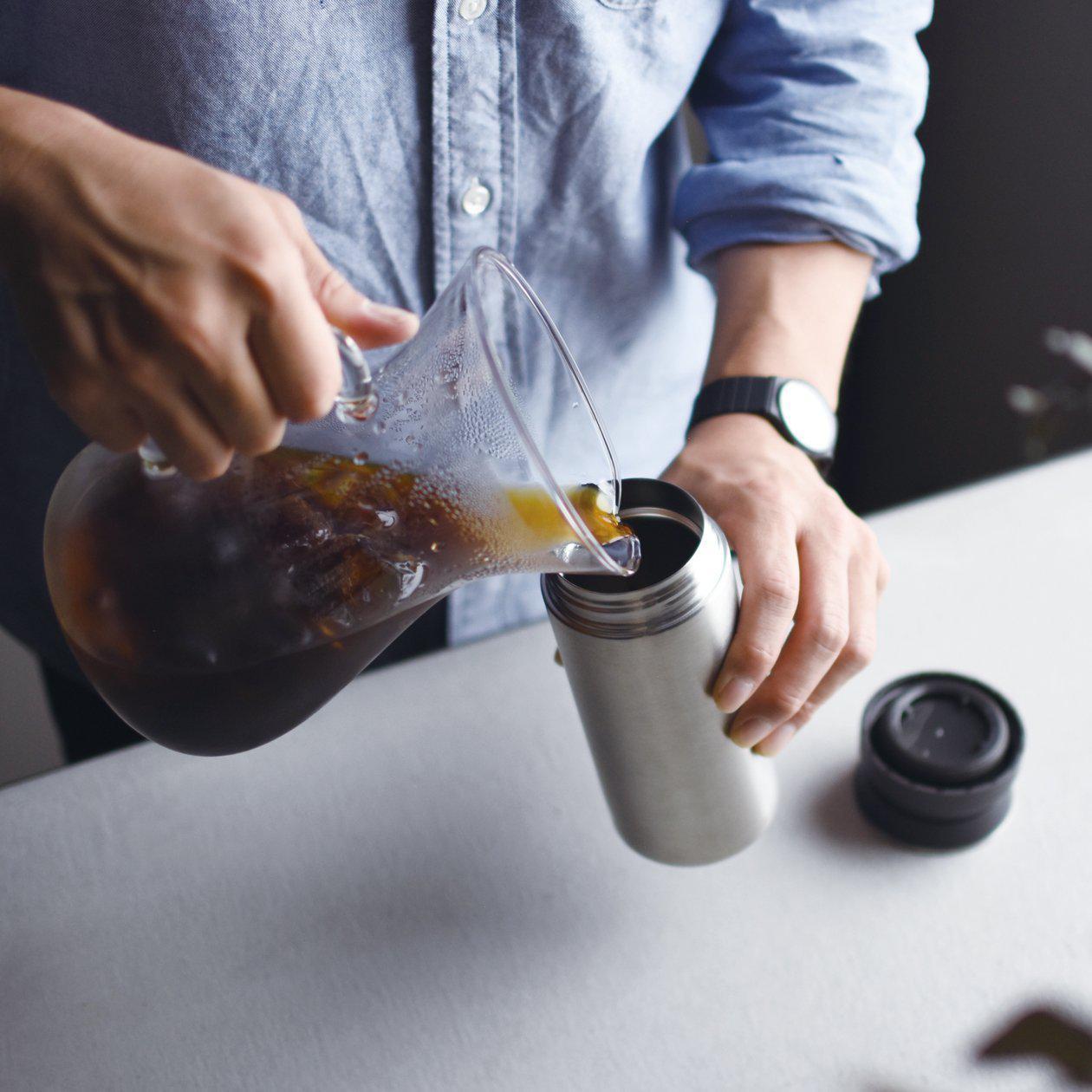 Découvrez l'univers rafraîchissant de Nüspace avec une sélection d'objets essentiels pour le plaisir de boire. Thermos, verres et pichets KINTO élégants, et pour les déplacements, bouteilles black+blum pratiques, et bacs à glaçons W&P Design ingénieux.