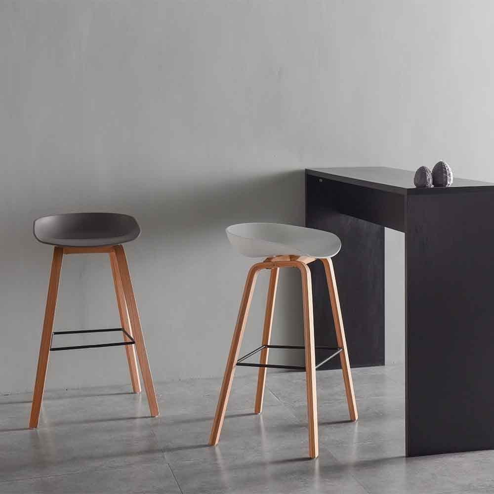 La collection moderne About est née au début du 21ème siècle et respire la modernité ainsi que le confort. Ces chaises à dîner, tabourets de comptoir, chaises de bureau ou encore fauteuils auront les arguments pour vous séduire.