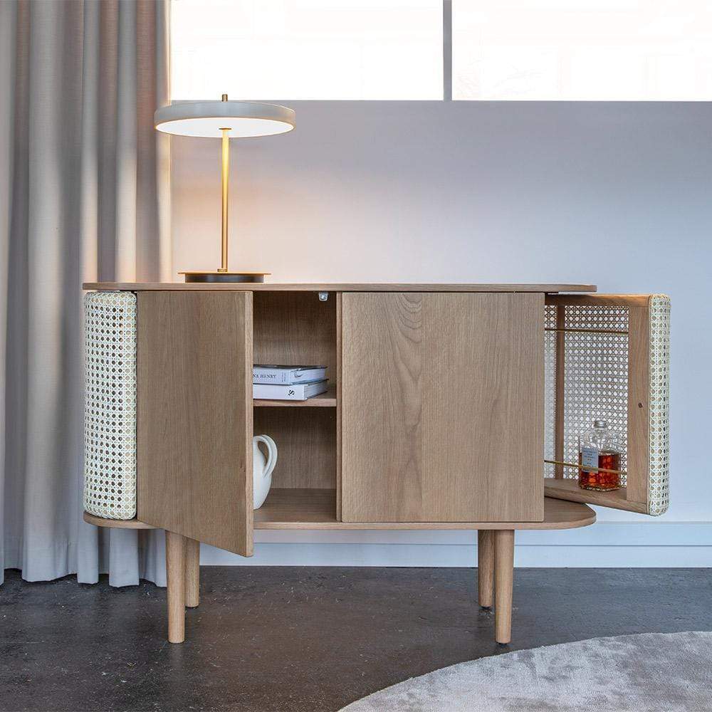 Découvrez la sélection de buffets et cabinets à Nüspace. Ces meubles de rangement pratiques sont parfaits pour la salle à manger ou le salon ou le bureau. Trouvez la solution idéale pour organiser votre vaisselle ou vos fournitures avec style.