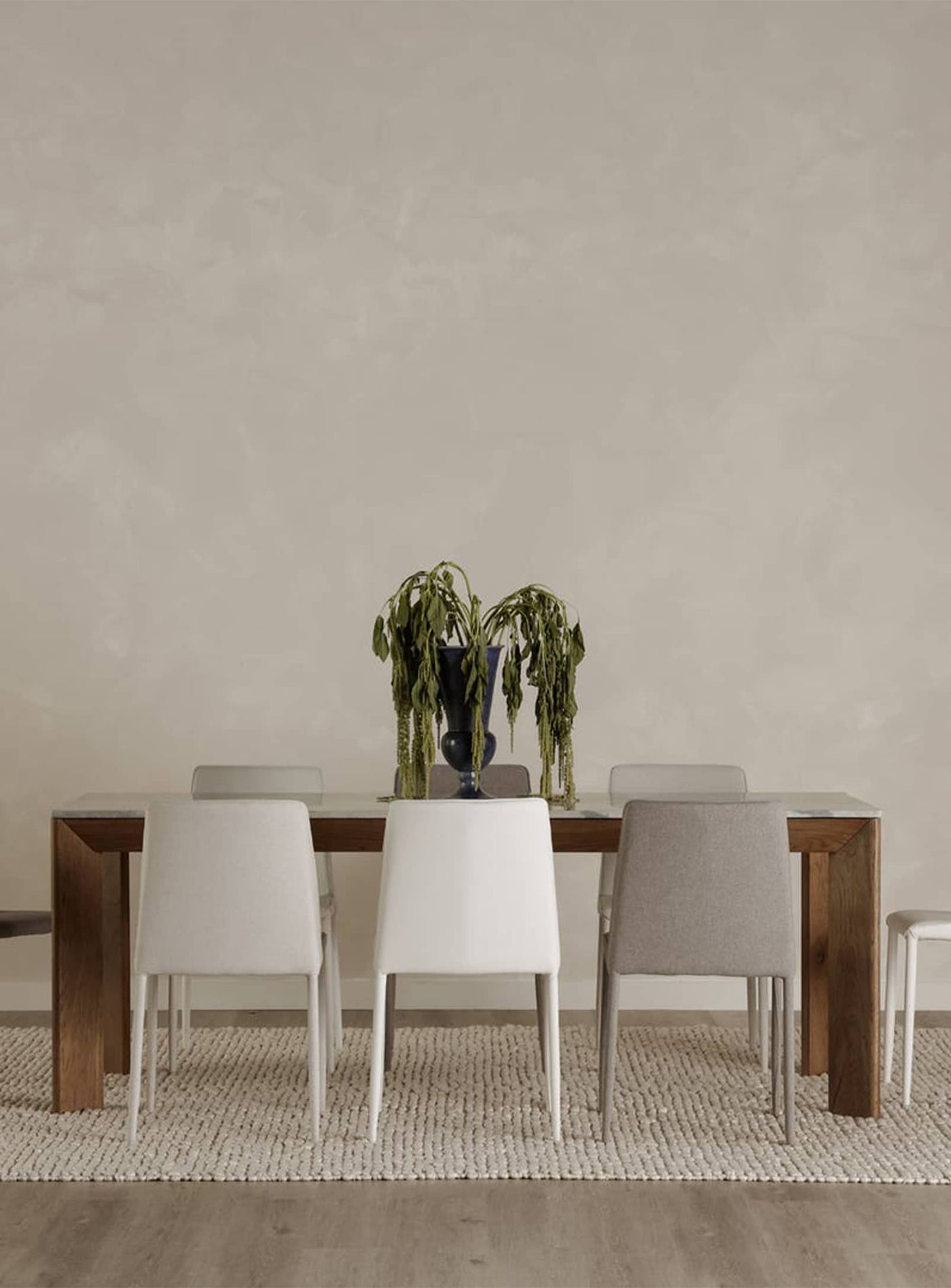 Table Angle : une pièce centrale raffinée, combinant marbre lisse et cadre en chêne naturel pour une salle à manger conviviale. gris.