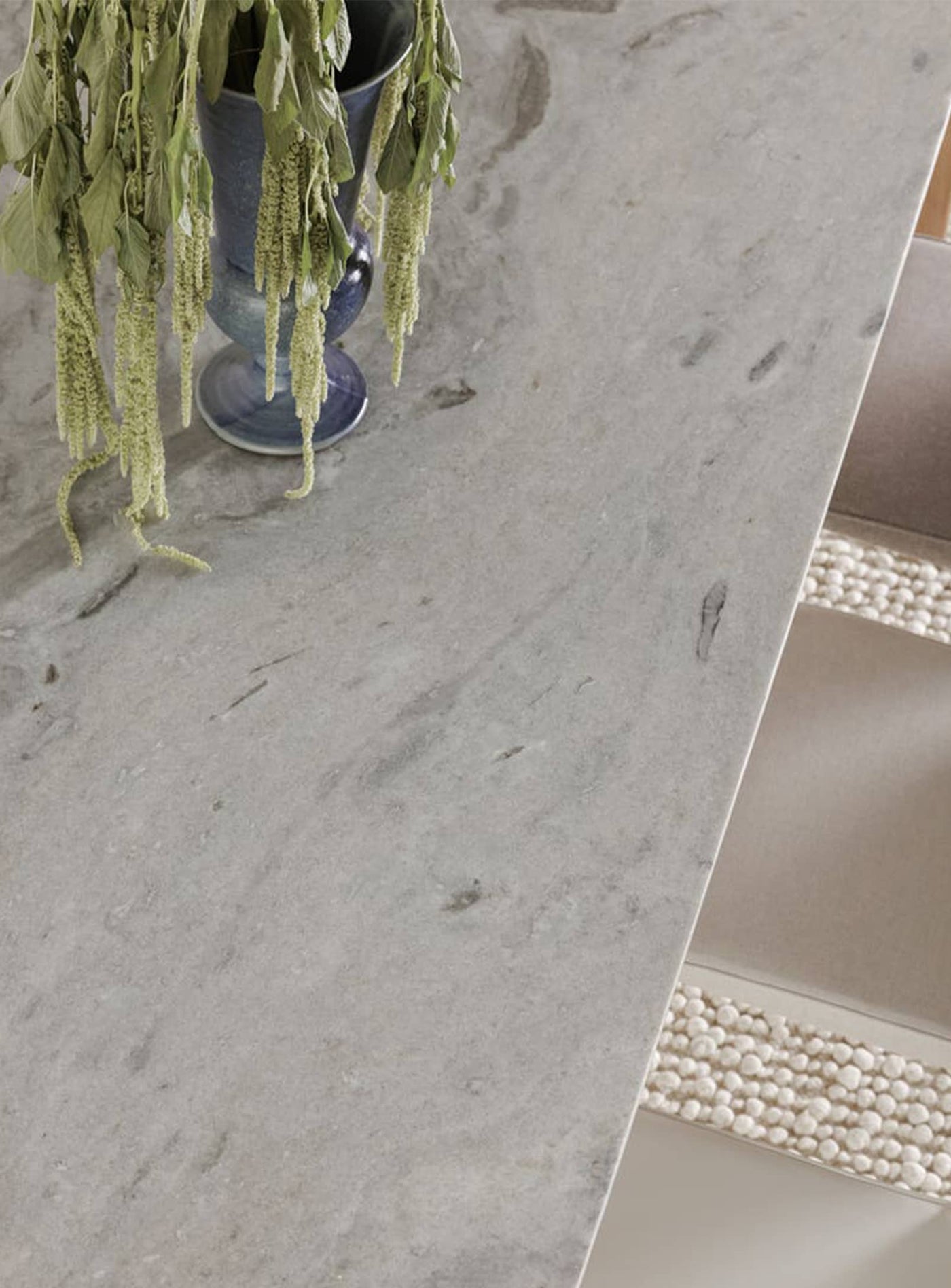 Apportez une touche de luxe à vos repas avec la table Angle : un plateau en marbre et un cadre angulaire en chêne massif. Gris.