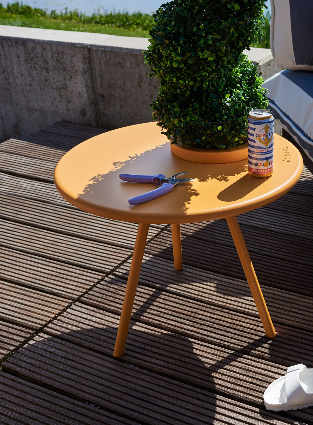 Ajoutez une touche de nature à votre espace extérieur avec le Bakkes de Fatboy : une table d’appoint pratique et design.