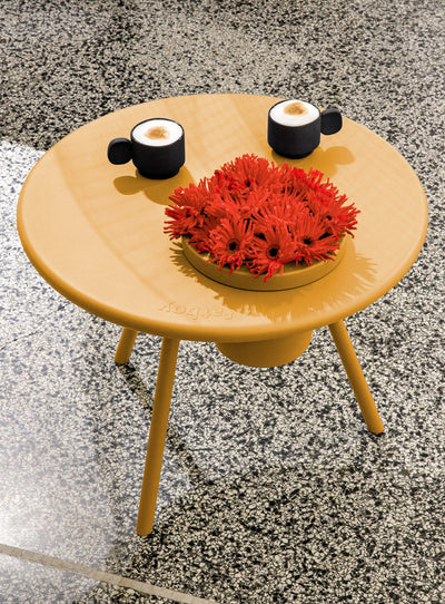 Transformez votre espace extérieur avec le Bakkes de Fatboy : une table d’appoint stable avec un pot à plantes intégré.