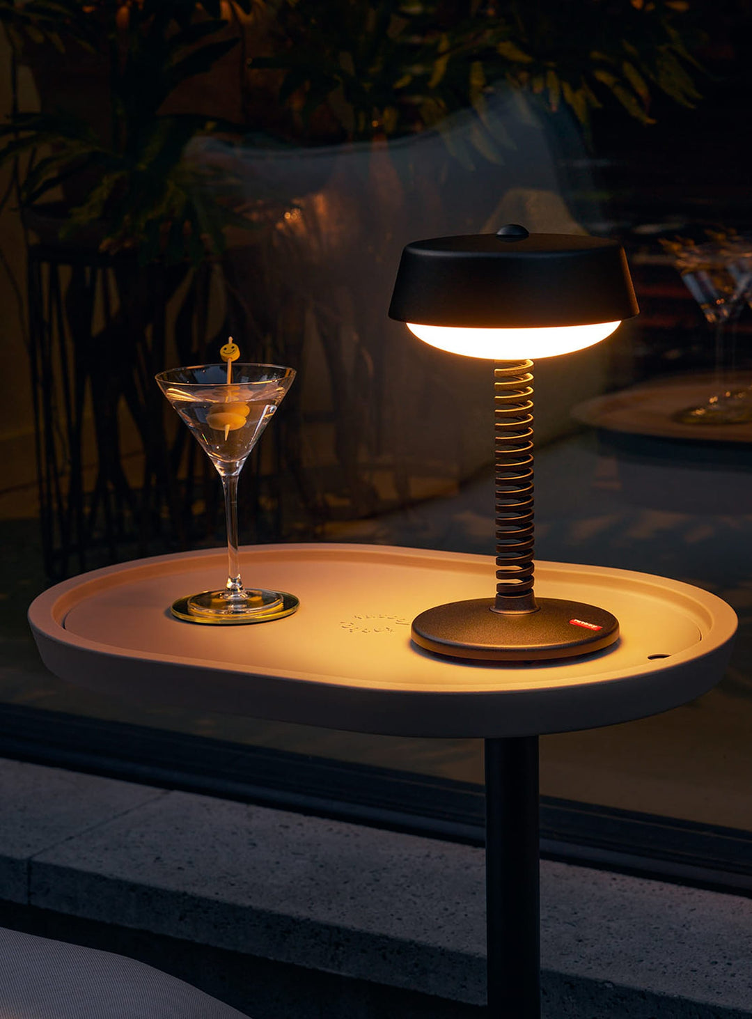 Lampe sans fil Bellboy : profitez d’un éclairage LED chaleureux et d’un design durable, parfait pour l’intérieur et l’extérieur. Noir.