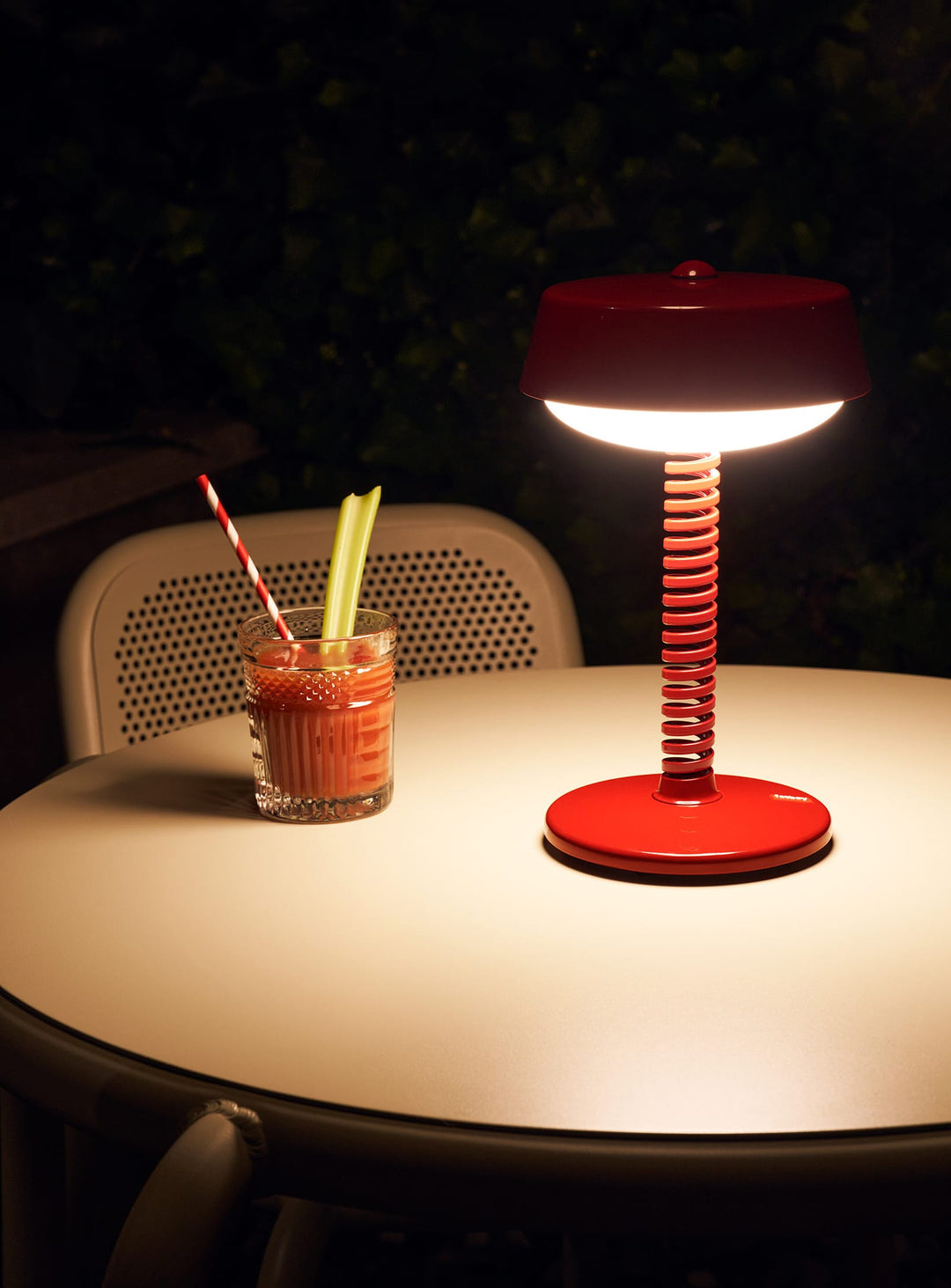 Lampe de table Bellboy Fatboy : design classique et bouton tactile intuitif pour illuminer tous vos espaces avec style. Rouge.