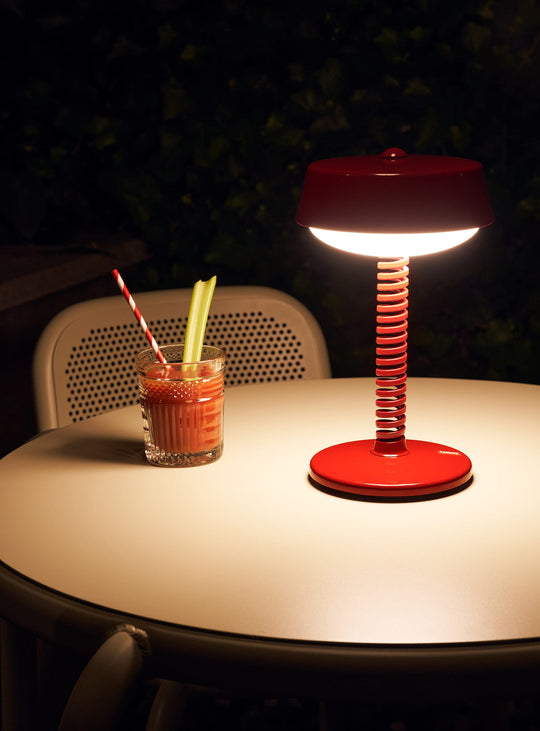 Lampe de table Bellboy Fatboy : design classique et bouton tactile intuitif pour illuminer tous vos espaces avec style. Rouge.