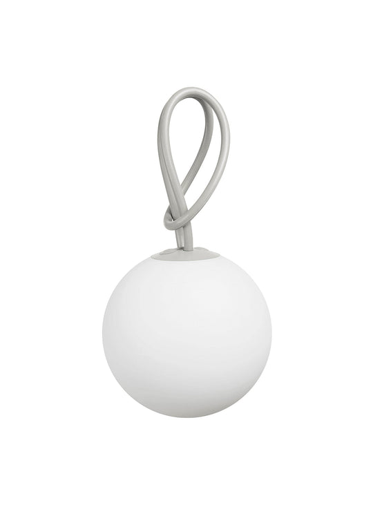 Fatboy Bolleke : une lampe suspendue sans fil, rechargeable, et lumineuse. Son design ingénieux s’adapte à tous vos espaces, intérieurs comme extérieurs. gris clair.