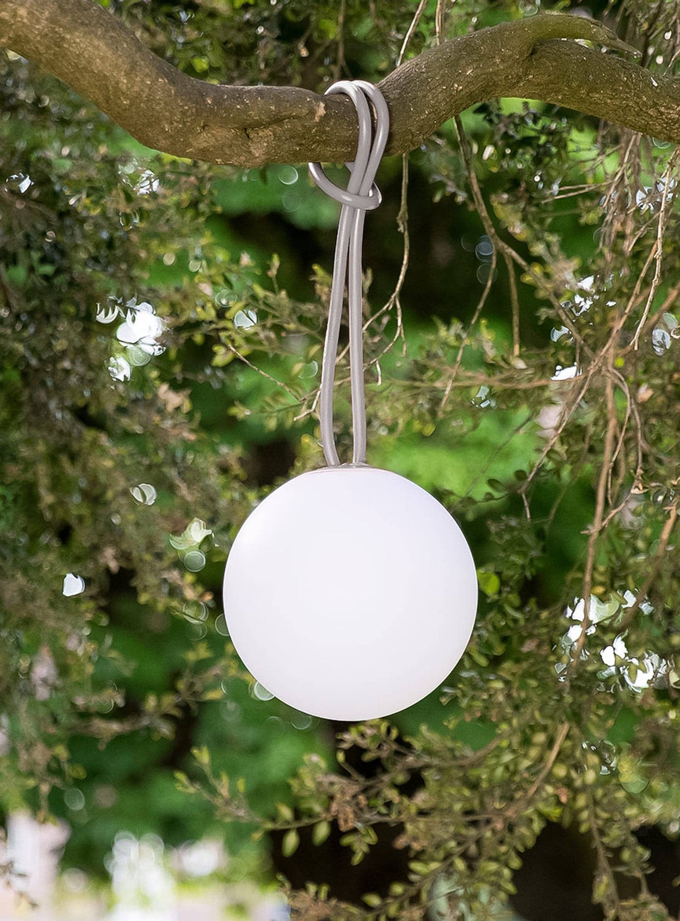 Ajoutez une touche lumineuse avec la lampe Bolleke de Fatboy. Facile à suspendre, portable, et adaptée à toutes vos envies d’éclairage, en intérieur comme en extérieur.