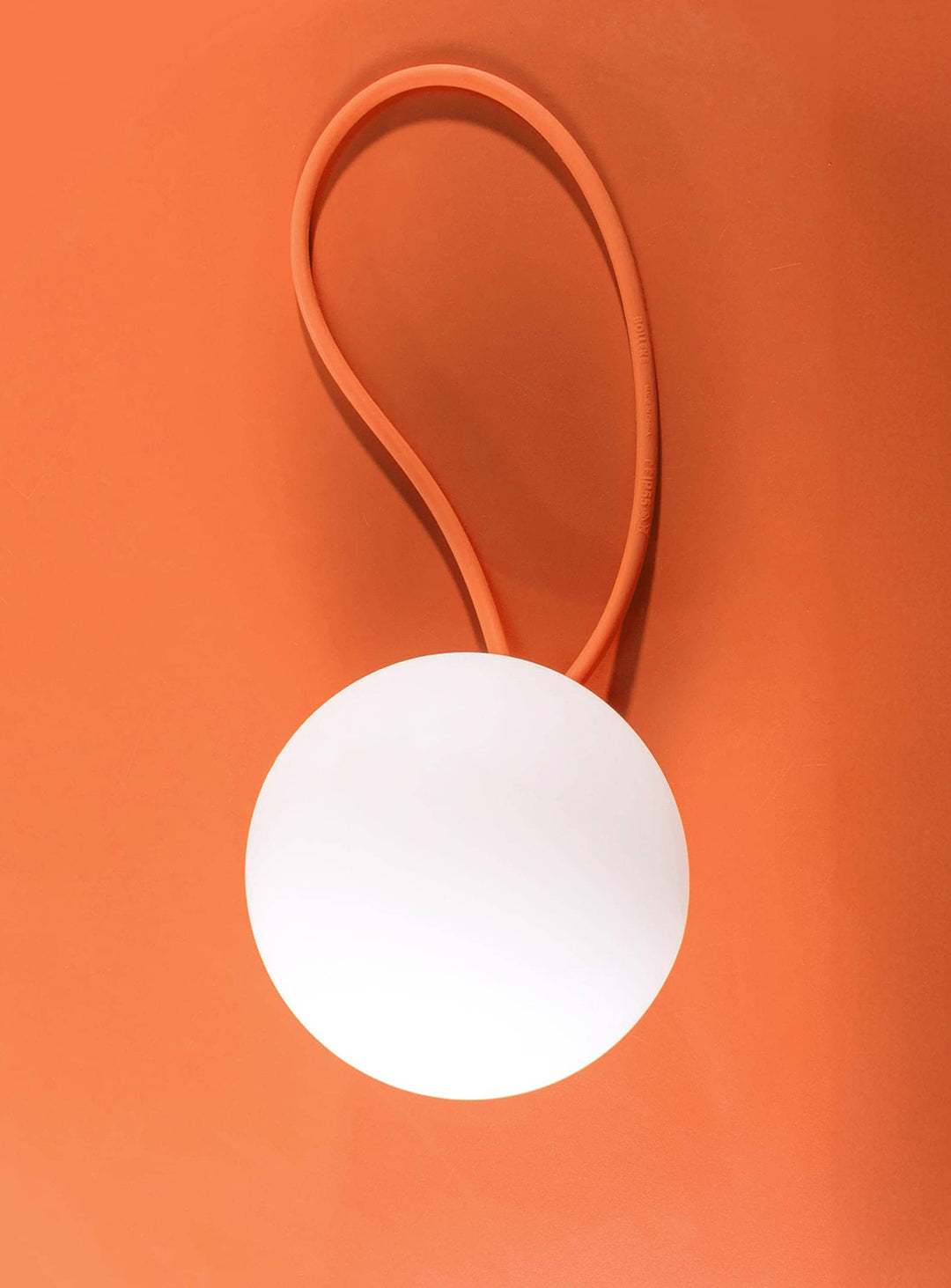 Fatboy Bolleke, la perle lumineuse sans fil. Rechargeable et portable, elle illumine vos espaces avec style et simplicité. Découvrez la liberté de l’éclairage design !