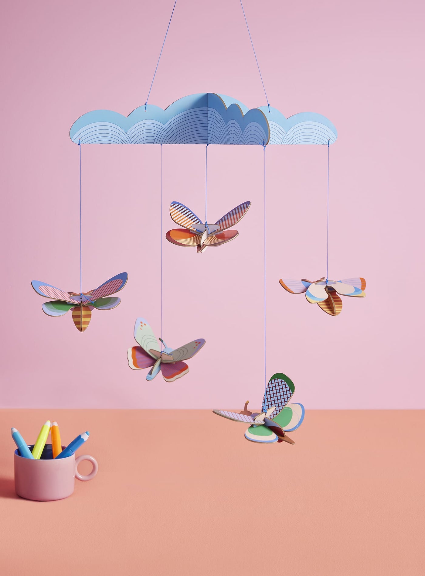 Le mobile Danse des papillons de Studio Roof, une décoration poétique et durable pour éveiller l'imagination de votre bébé.