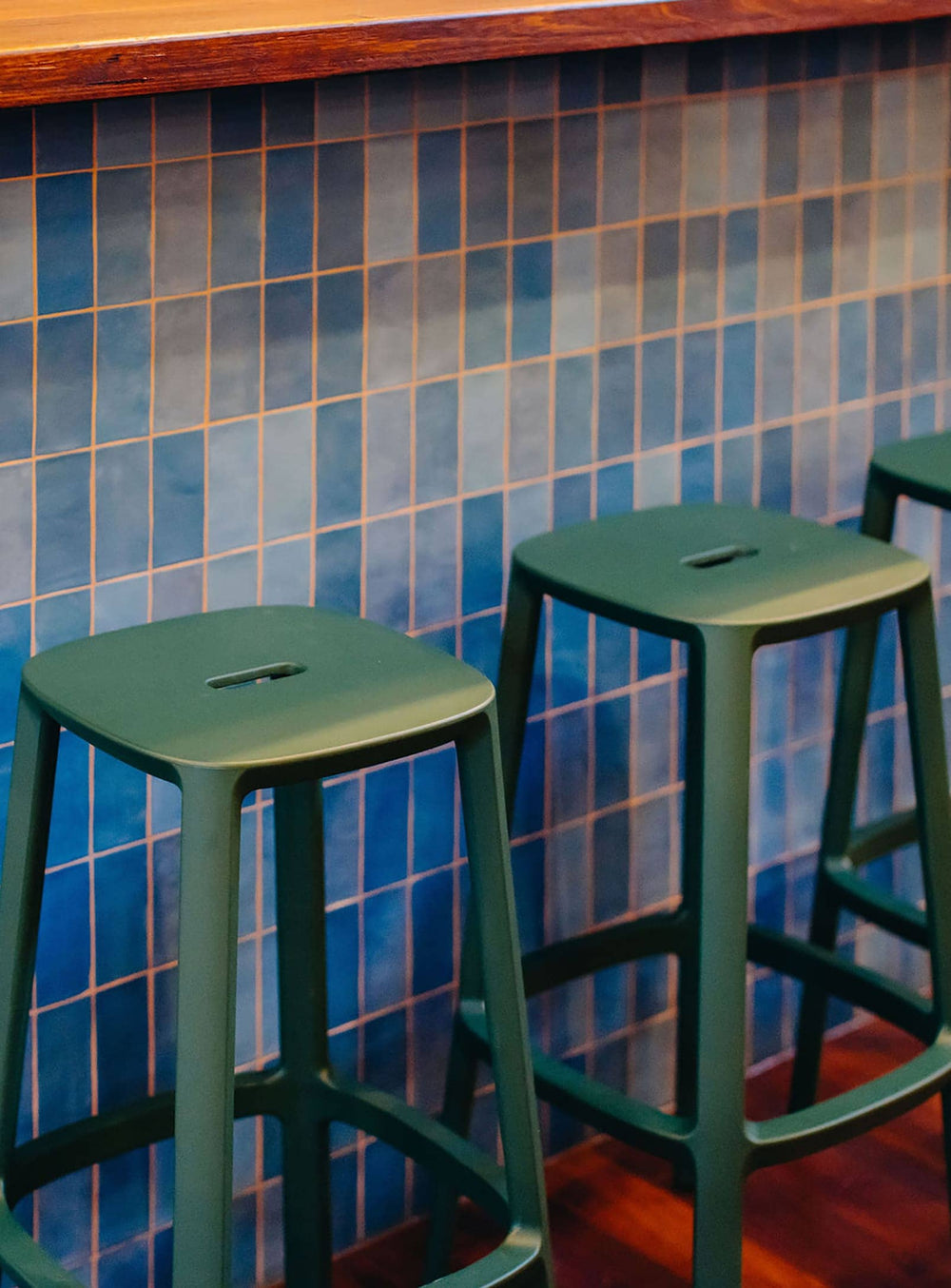 Cadrea de TOOU Design : un tabouret de bar monobloc, léger et résistant, parfait pour un usage quotidien ou en extérieur.

