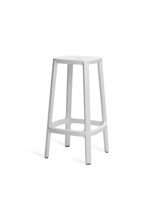 Cadrea : un tabouret de bar aux lignes familières et à l’esthétique contemporaine, signé TOOU Design. Blanc.