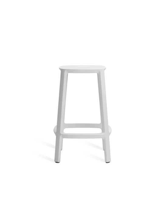 Cadrea de TOOU Design : un tabouret de comptoir au design contemporain qui revisite l’élégance des chaises de bistrot classiques. Blanc.