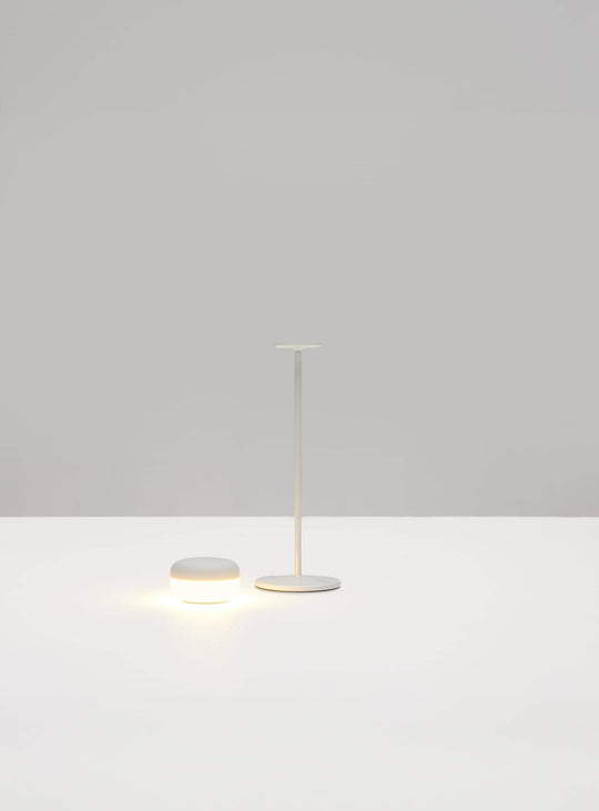 Lampe sans fil Cheerio : ajoutez une touche moderne à vos espaces avec cette lampe LED d’intérieur et d’extérieur de Fatboy.