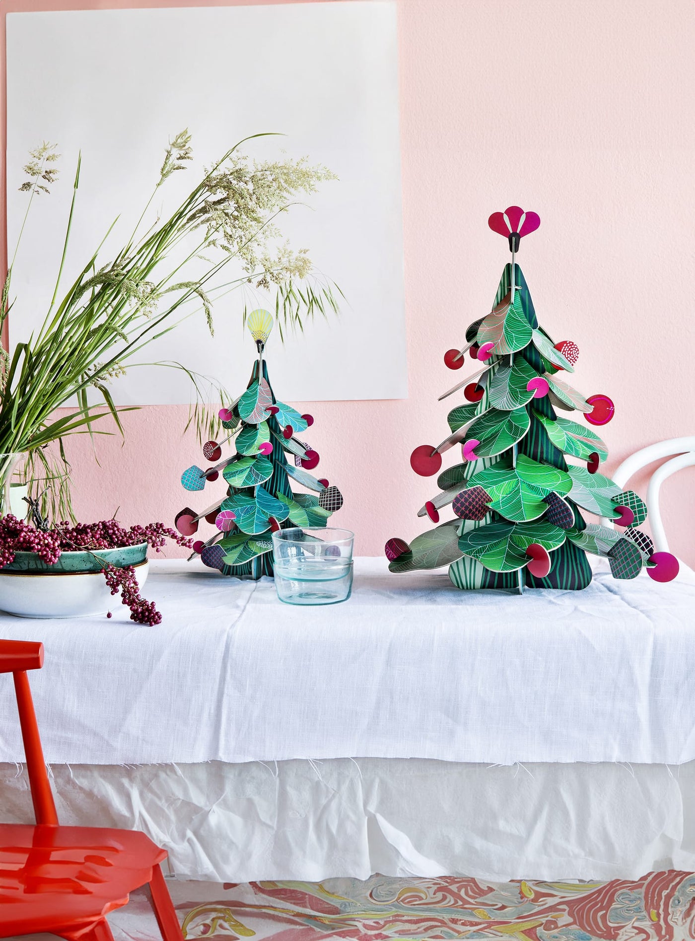 Ajoutez une touche créative à votre table de fête avec le Sapin de Noël 3D de Studio Roof, conçu en carton recyclé robuste.