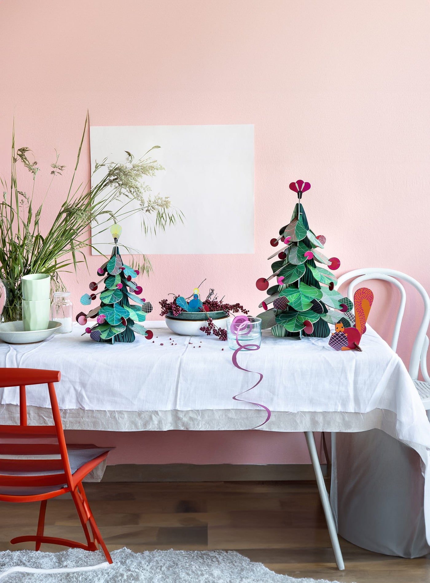 Décorez vos fêtes de manière écologique avec le Sapin de Noël 3D de Studio Roof, orné d'un magnifique paon et de boules colorées.