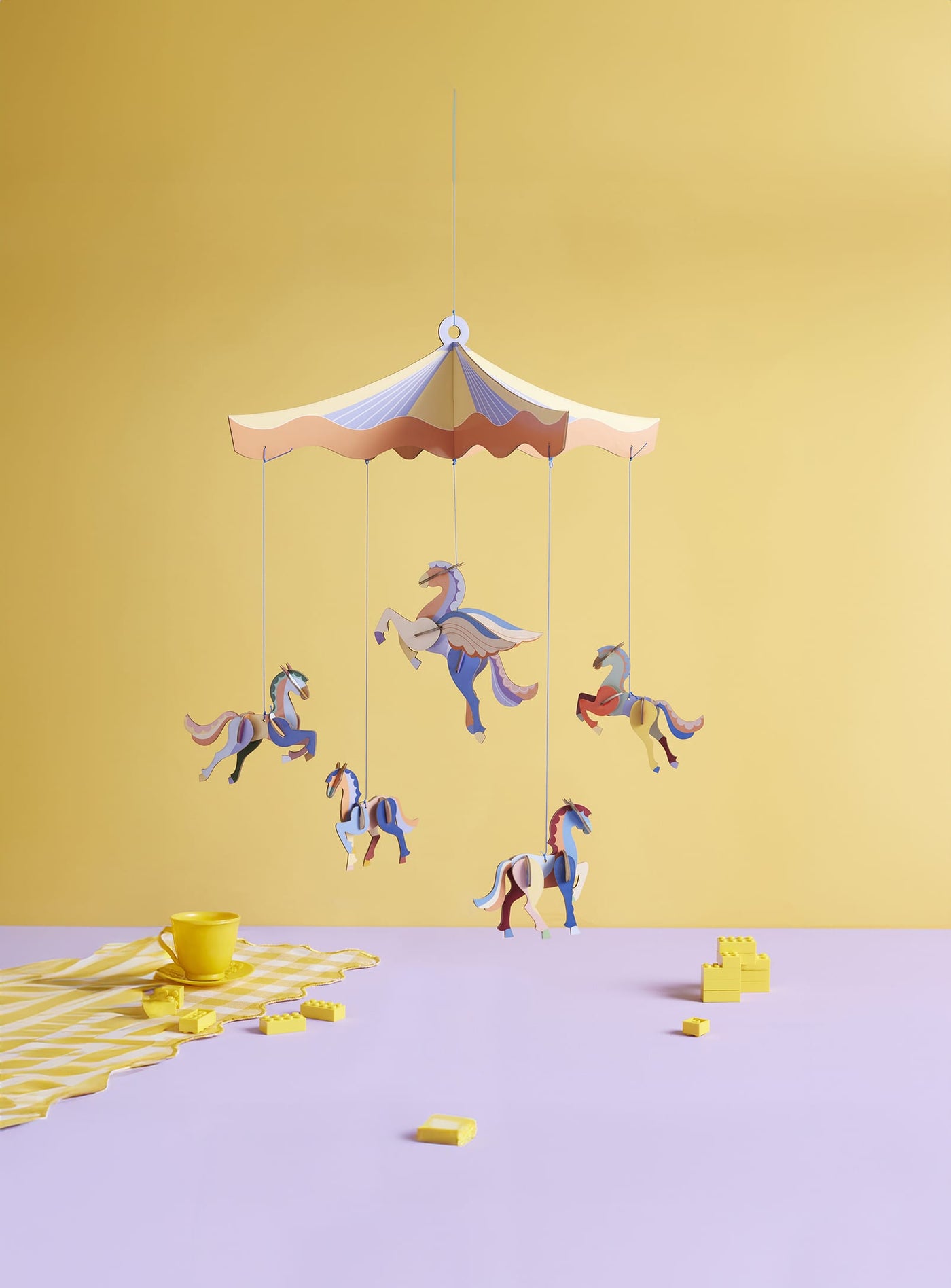 Le mobile Cirque du Soleil de Studio Roof, une décoration poétique et écoresponsable qui stimule la créativité des plus petits.