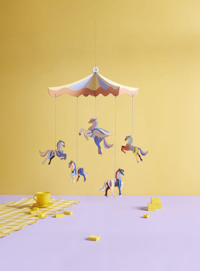 Le mobile Cirque du Soleil de Studio Roof, une décoration poétique et écoresponsable qui stimule la créativité des plus petits.