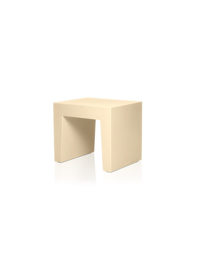 Fatboy Concrete : tabouret léger et robuste, utilisable comme siège, escabeau ou base pour vos objets décoratifs. Spark.