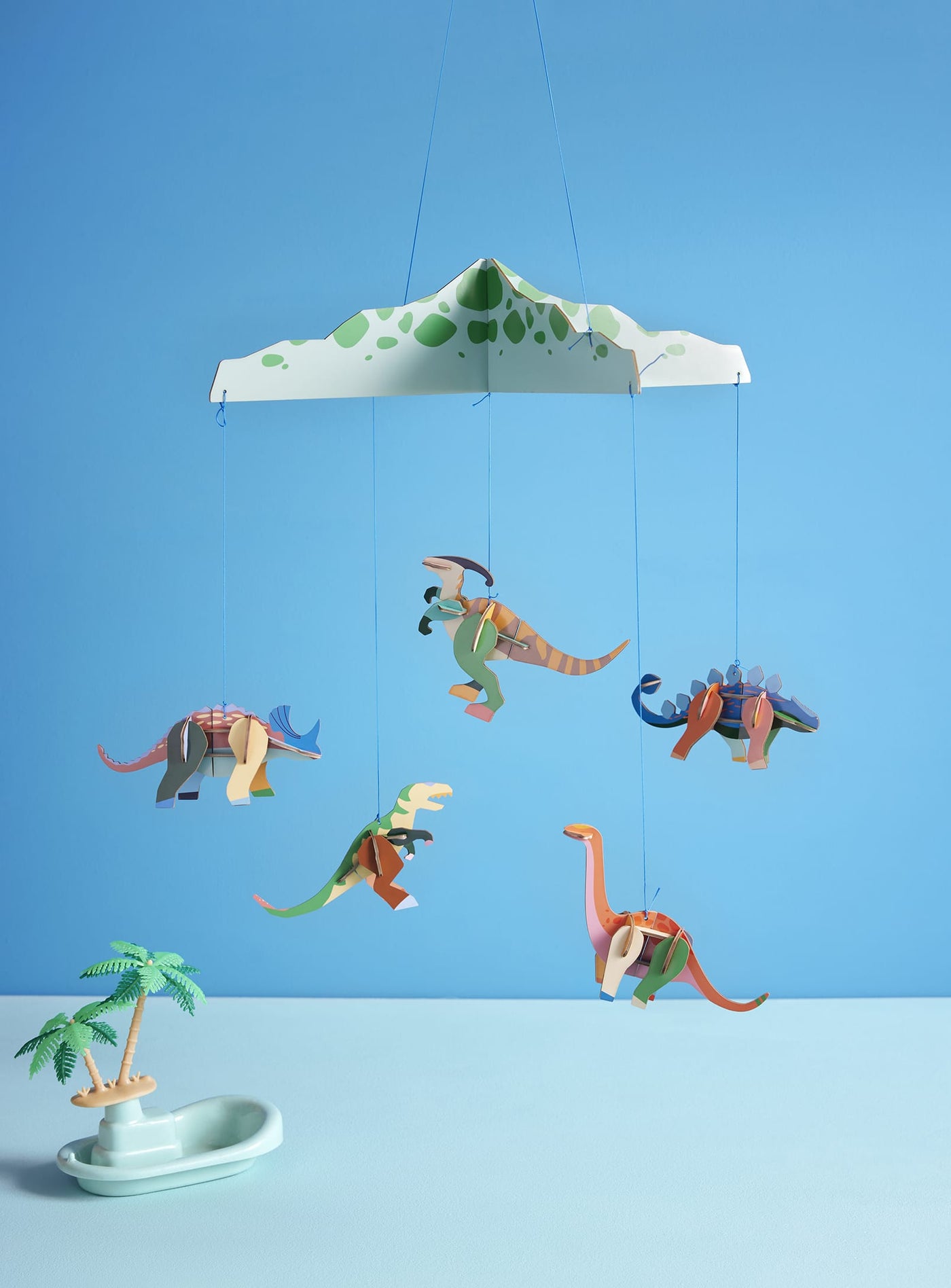 Transformez la chambre de votre enfant en un voyage préhistorique avec le mobile Dinosaurland, composé de cinq dinosaures emblématiques.