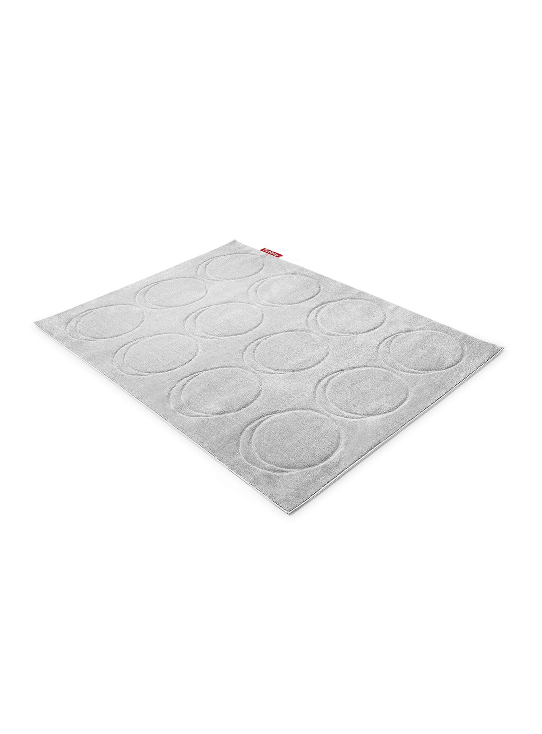 Tapis Dot de Fatboy : une douceur visuelle et tactile grâce à des formes sphériques et des hauteurs de poils variées. Gris clair.