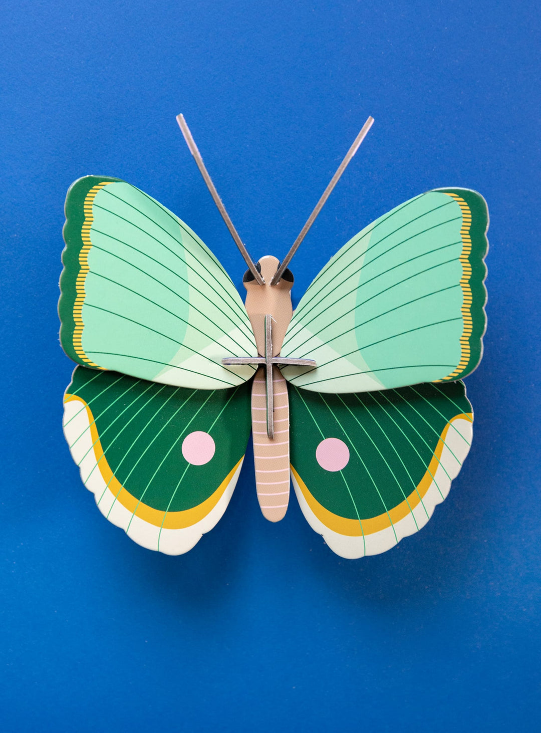 Ce papillon en carton recyclé célèbre la nature tout en étant un choix décoratif respectueux de l'environnement.