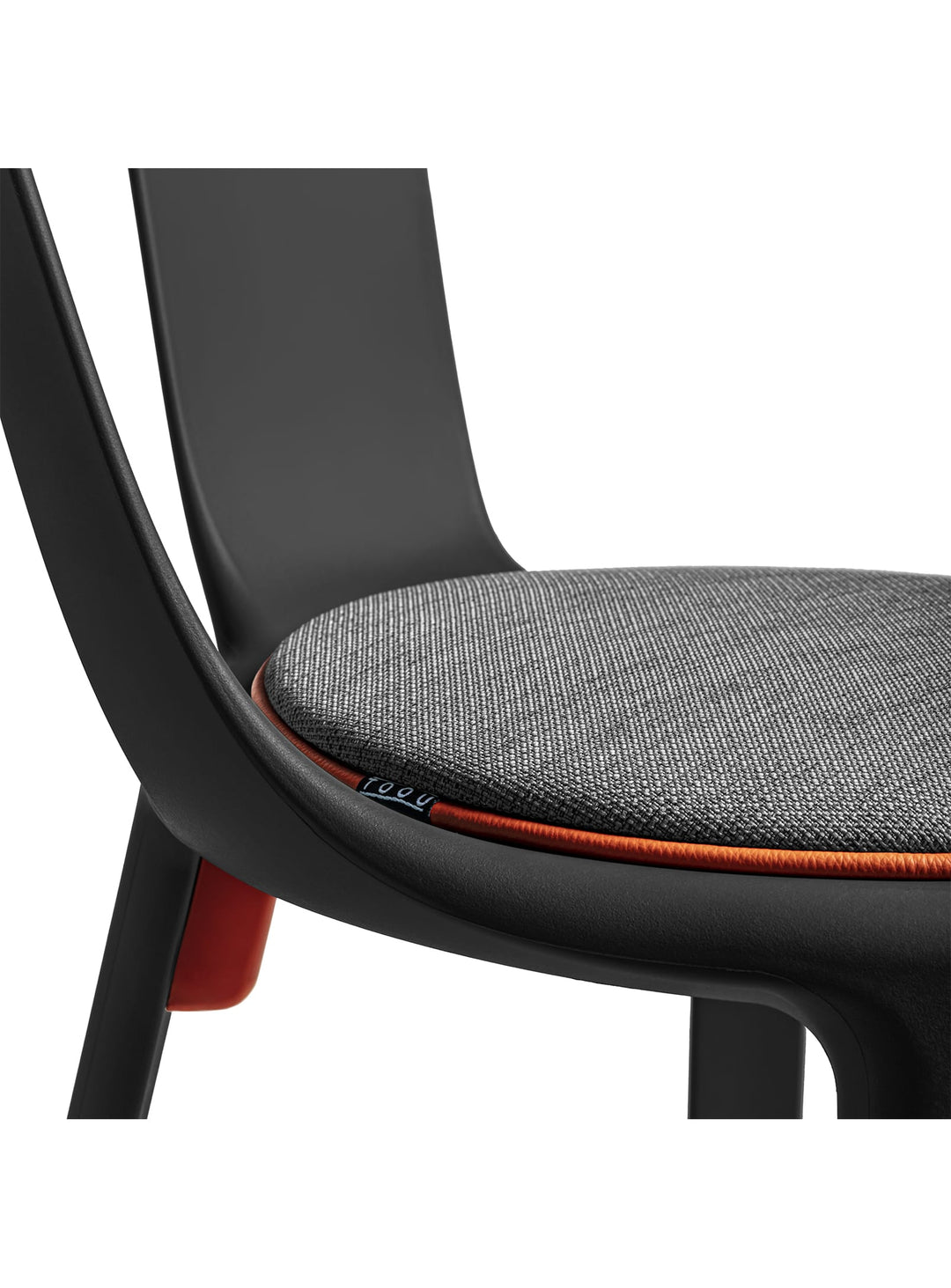 Chaise FLA de TOOU : légèreté, style et praticité, parfaite pour les salles à manger, bureaux ou événements. Noir.