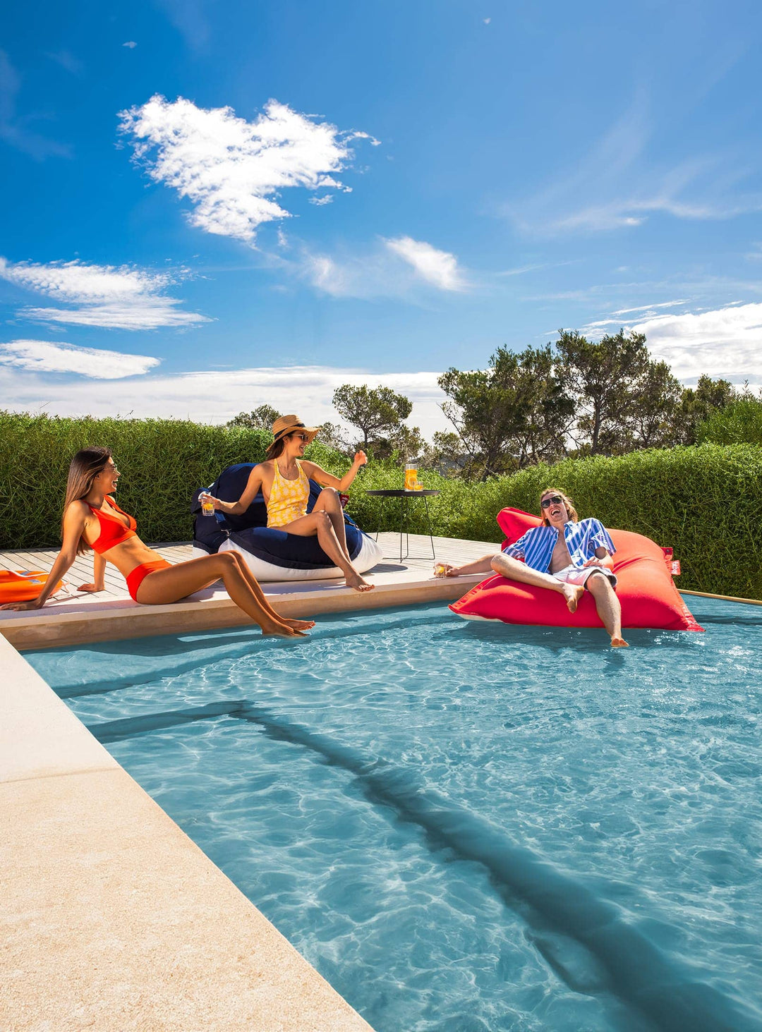 Relaxez-vous avec le Floatzac de Fatboy : un pouf flottant conçu pour le confort et la durabilité. Idéal pour la piscine ou les journées ensoleillées.