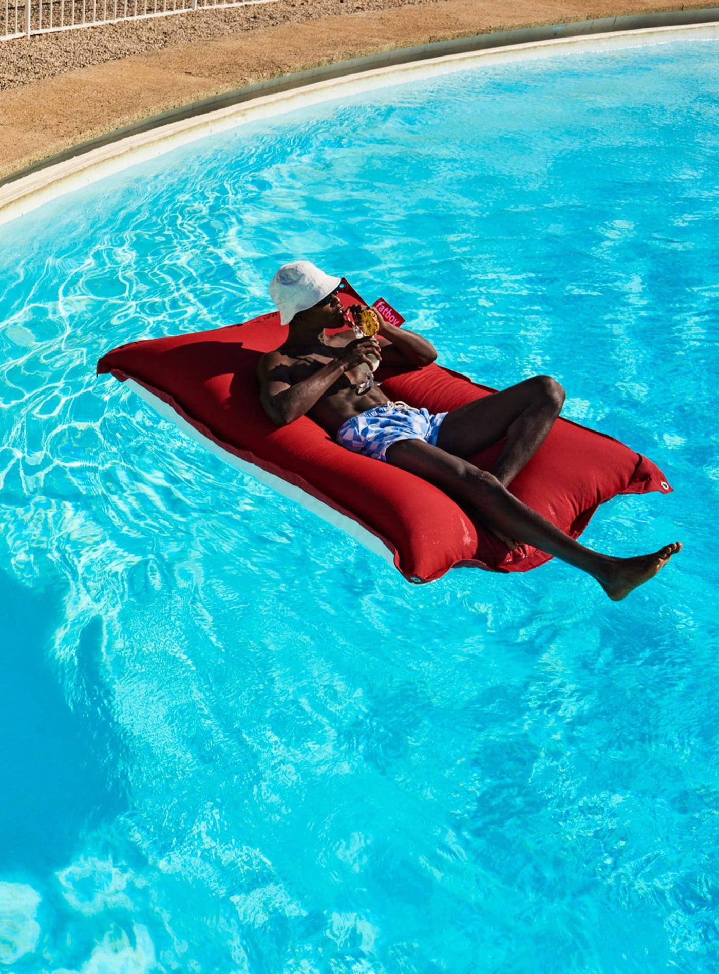 Floatzac de Fatboy : détendez-vous dans ou au bord de l’eau avec ce pouf flottant confortable et pratique. Votre meilleur allié au soleil !