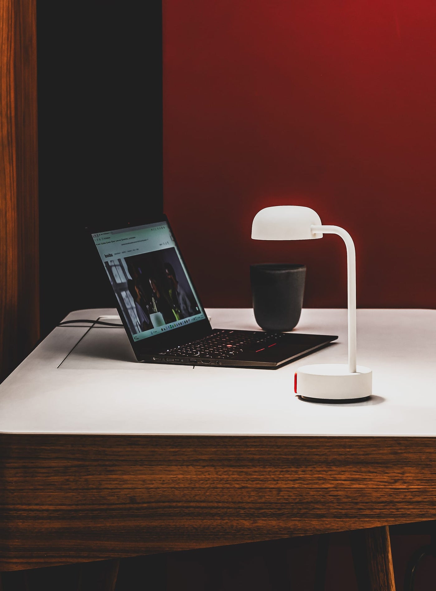 Apportez style et fonctionnalité à votre intérieur avec la lampe Fokus de Kooduu : lumière réglable, USB intégré et autonomie de 40 heures.