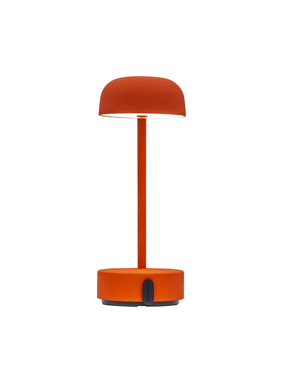 Kooduu Fokus : une lampe de table épurée avec batterie longue durée, lumière ajustable et port USB intégré. Orange.