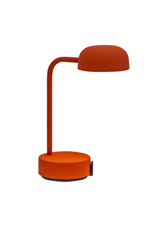 Fokus de Kooduu : une lampe minimaliste et fonctionnelle, avec lumière réglable, autonomie de 40 heures et recharge USB pratique. Orange.