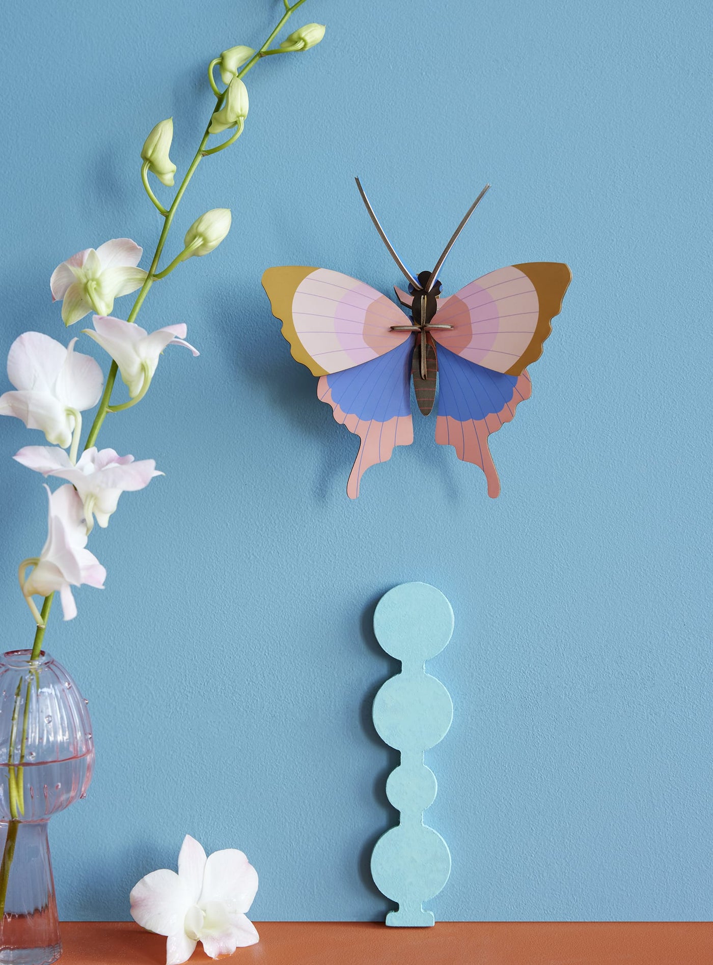 Décorez vos murs avec le papillon à bord doré de Studio Roof, une œuvre d’art en carton recyclé inspirée par la nature. Durable, coloré et respectueux de l’environnement.