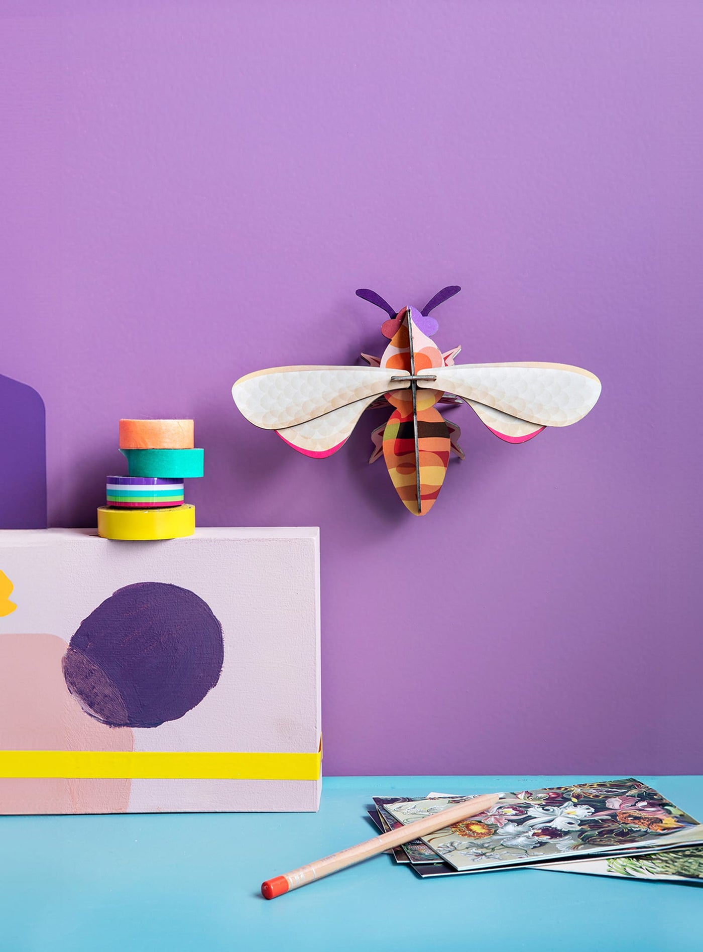 Studio Roof présente l'abeille 3D, une décoration murale en carton recyclé pour un intérieur écologique et poétique.