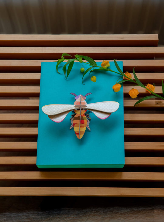 Décorez avec l'abeille de Studio Roof, un ornement en 3D en carton recyclé, idéal pour les foyers respectueux de l'environnement.