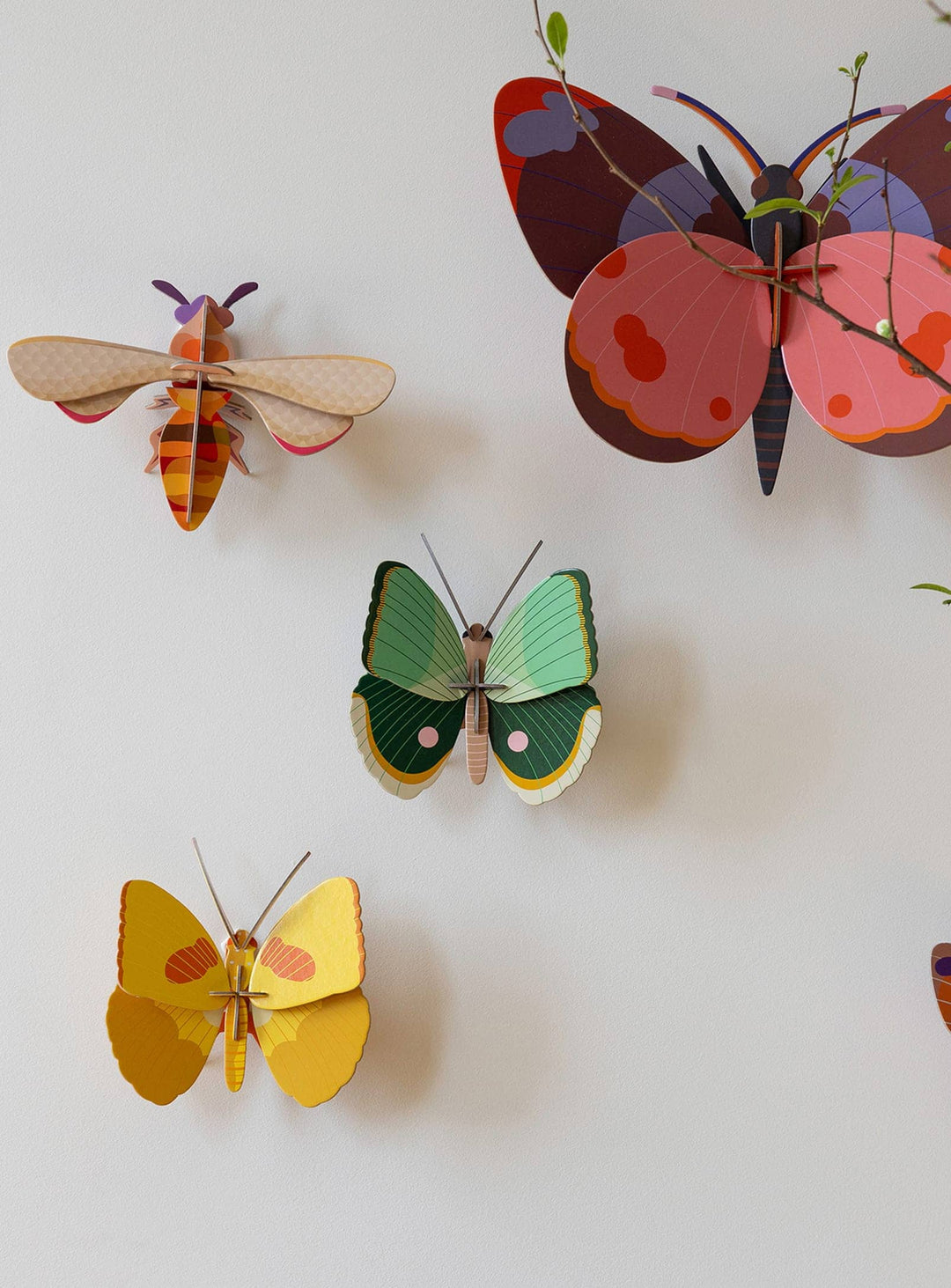 Abeille de Studio Roof : une décoration murale 3D, écologique et élégante, parfaite pour célébrer la beauté des abeilles.