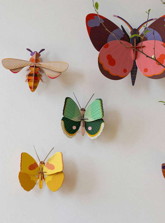 Abeille de Studio Roof : une décoration murale 3D, écologique et élégante, parfaite pour célébrer la beauté des abeilles.