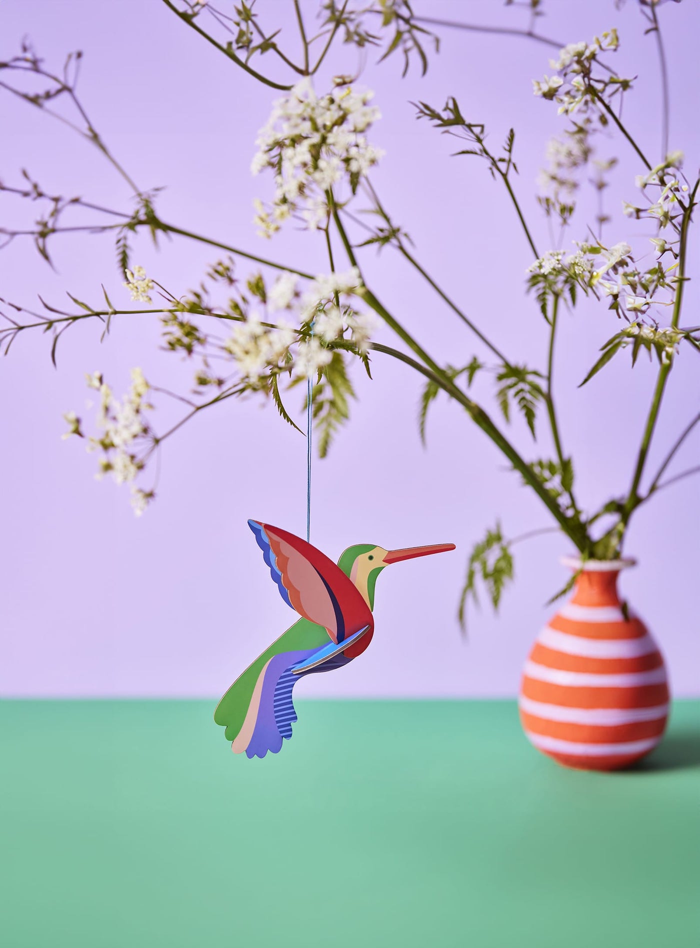 Ce colibri en 3D, fabriqué en carton recyclé, est une carte-cadeau unique et écologique. Un souvenir délicat qui allie nature et créativité.