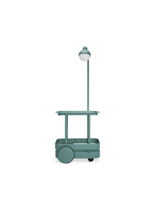 Découvrez le Jolly Trolley de Fatboy : un chariot polyvalent avec bar mobile, lampe LED intégrée et plateau amovible, idéal pour tous vos moments conviviaux. Sage.