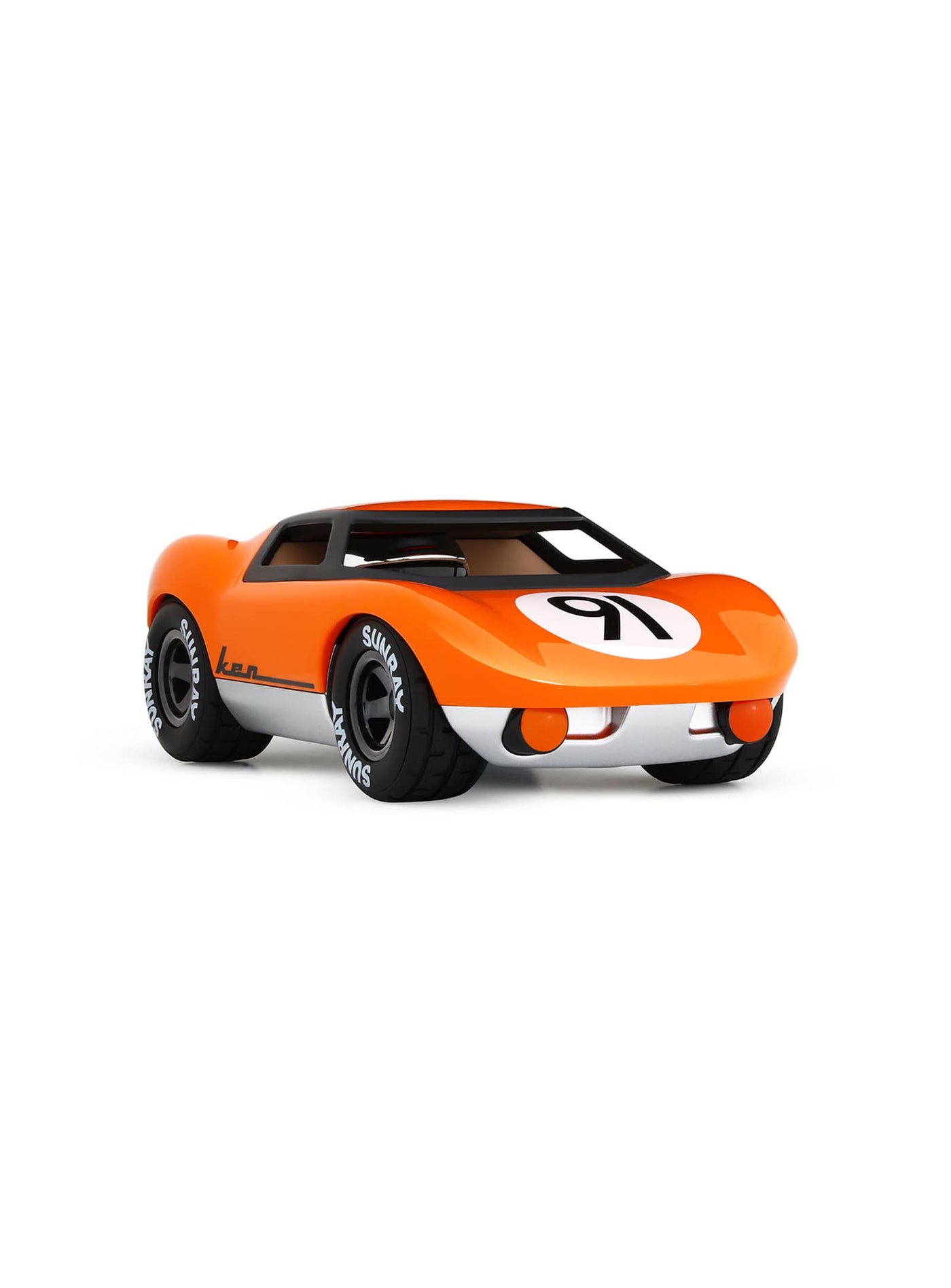 Découvrez la voiture Ken de Playforever : un hommage élégant à Ken Miles, légende des 24 Heures du Mans, pour les passionnés d'automobile et de design intemporel. orange