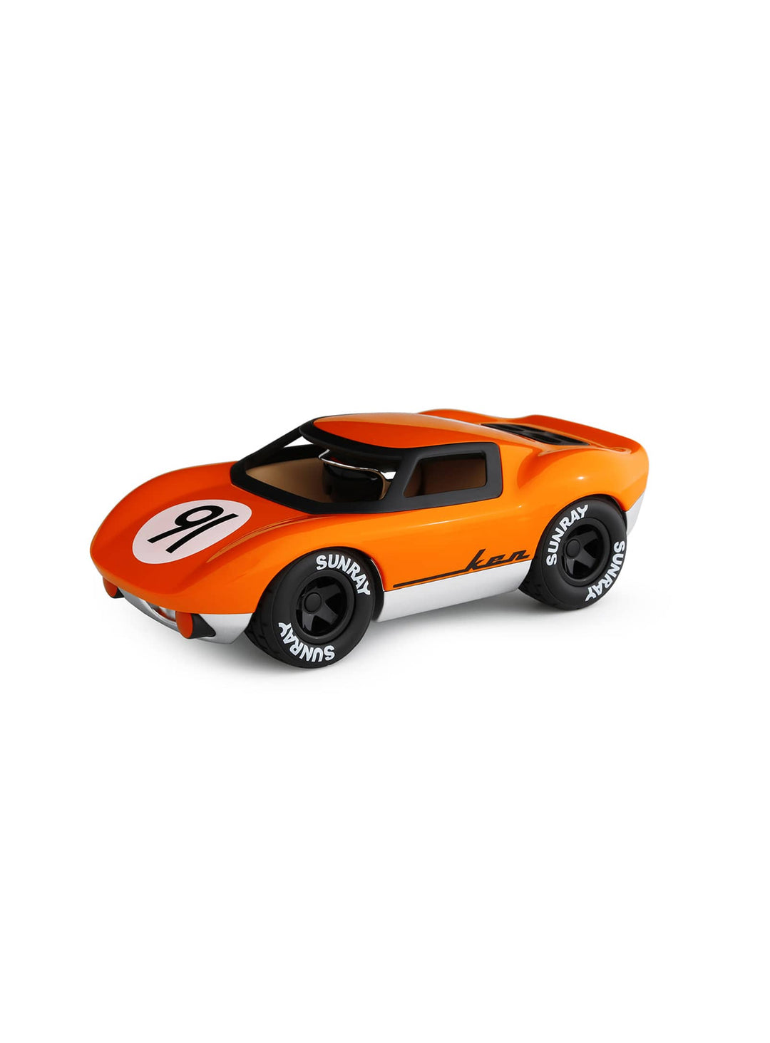 La voiture Ken de Playforever célèbre l’âge d’or des courses d’endurance avec un hommage artistique à Ken Miles. Orange.