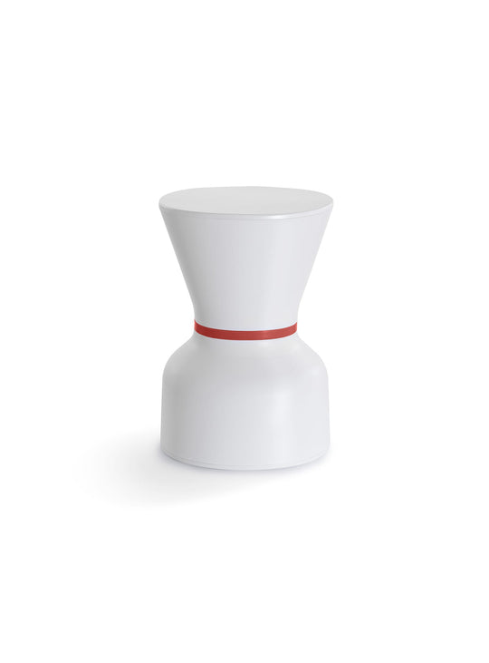 PaHeKo TOOU : un design intemporel et adaptable, parfait comme tabouret, table de nuit ou table d’appoint élégante. KO, blanc, rouge.