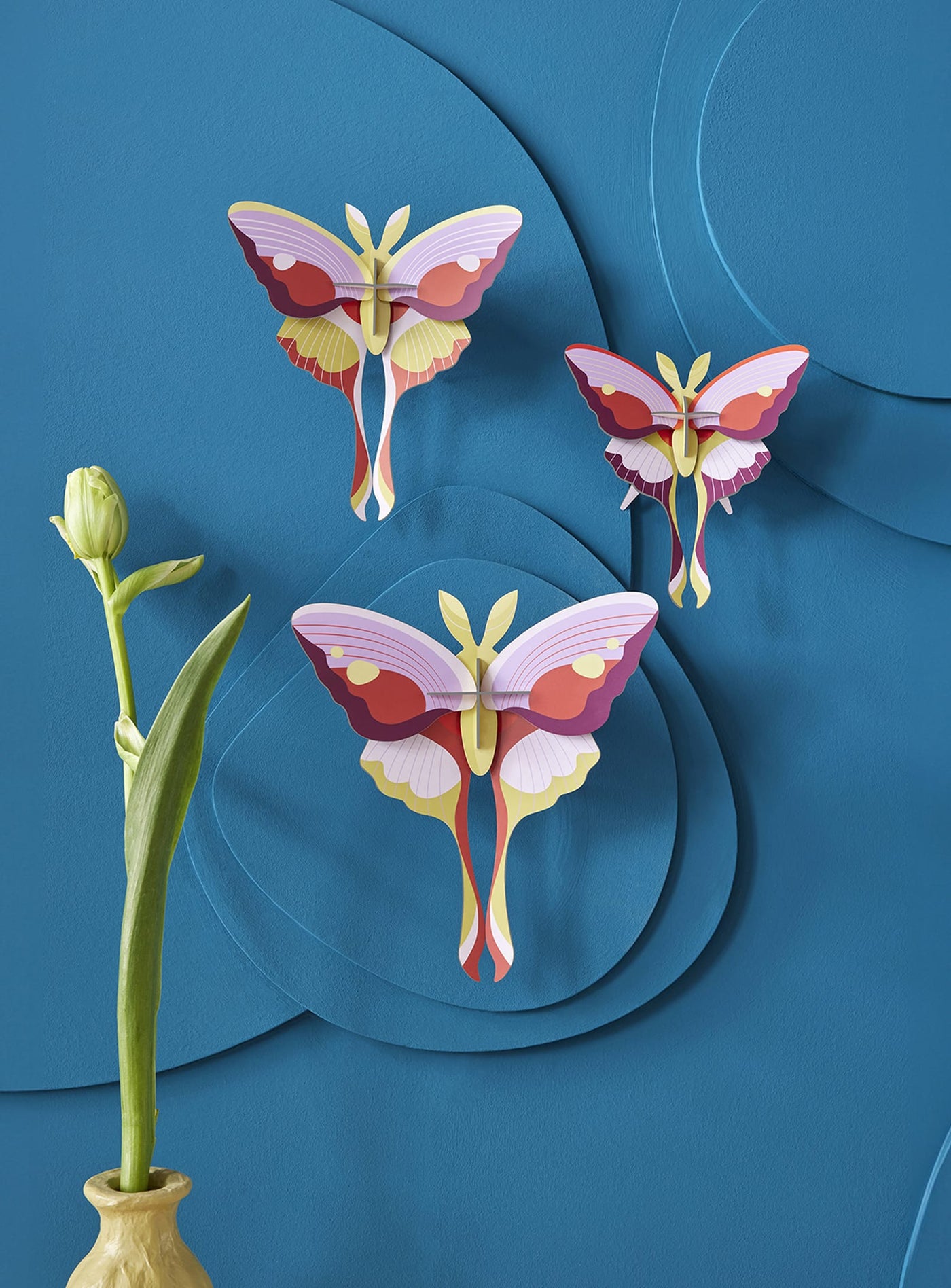 Le set de 3 papillons lilas de Studio Roof : des décorations murales en 3D, en carton recyclé, parfaites pour un décor artistique et écologique.