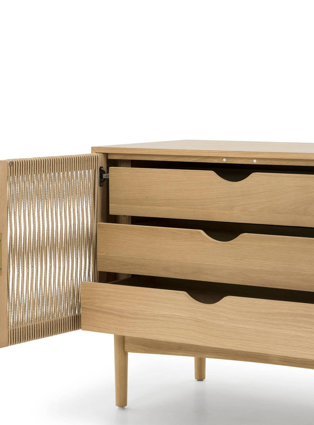 La commode Lumina : un design unique, des portes artistiques en corde et trois tiroirs spacieux pour un intérieur organisé.