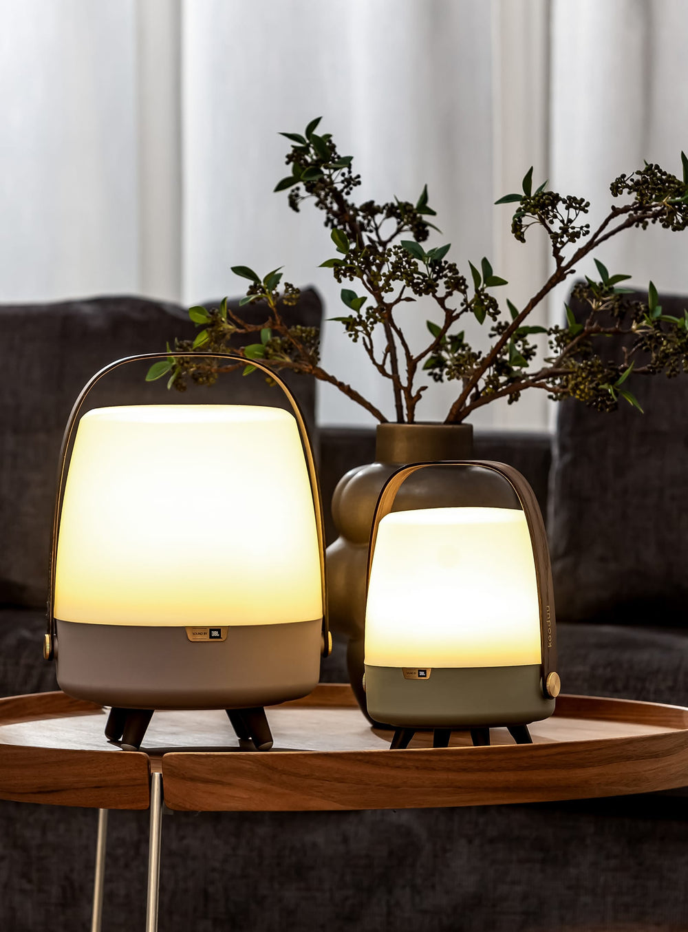 Lite-up Play Mini Kooduu x JBL : une enceinte Bluetooth et lampe d’ambiance élégante, parfaite pour créer une atmosphère chaleureuse.