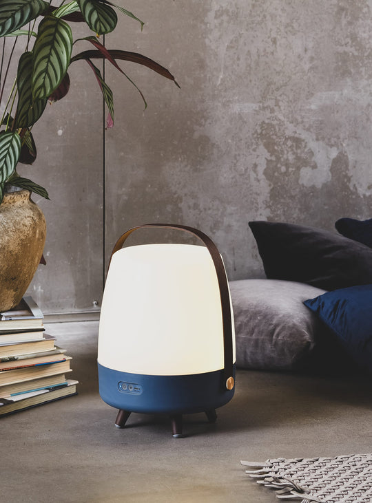 Profitez d’un son JBL clair et d’une lumière chaleureuse avec la Lite-up Play de Kooduu : un chef-d'œuvre scandinave alliant design et technologie.