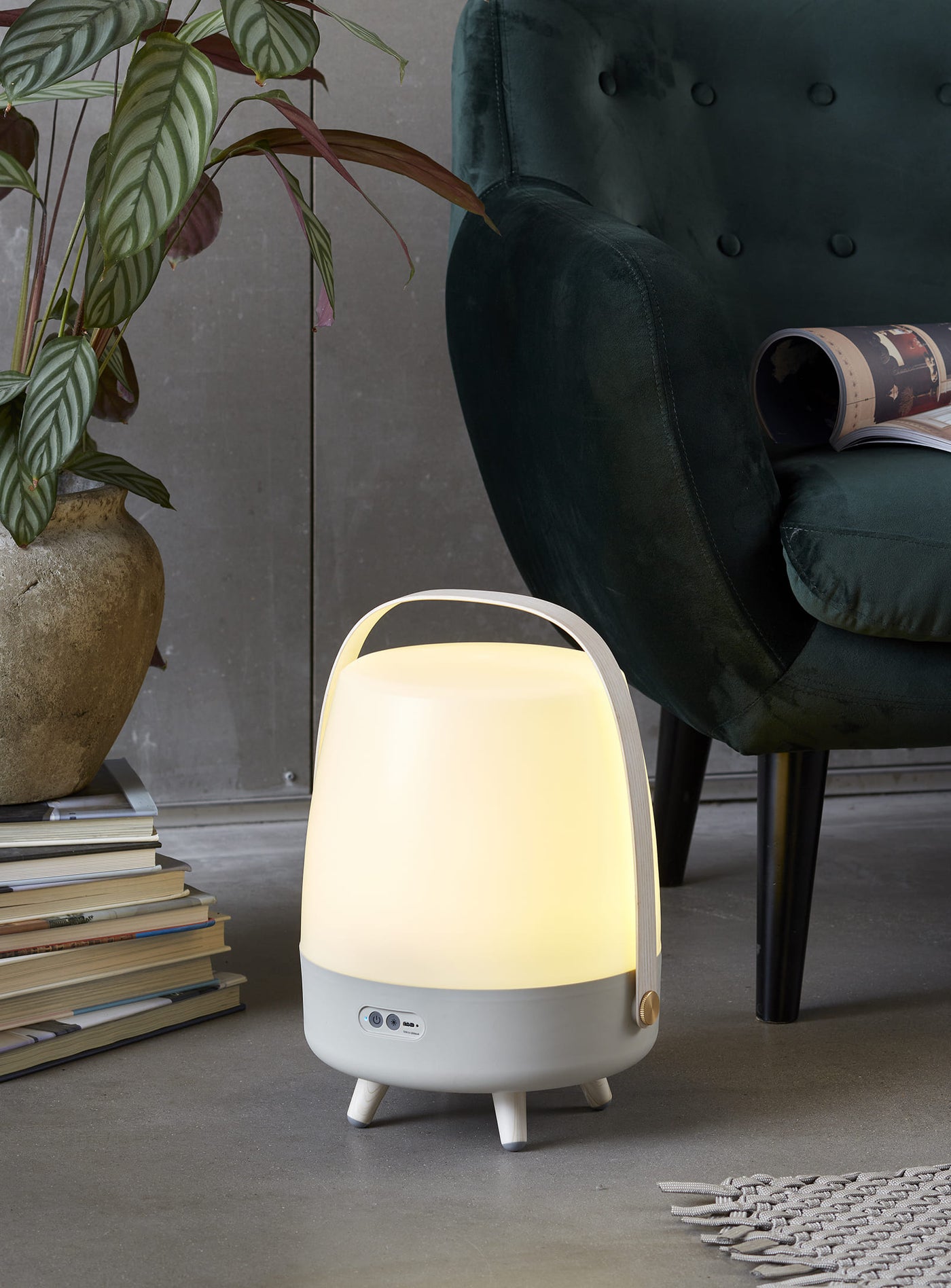 Découvrez la Lite-up Play de Kooduu : lumière LED ajustable et son JBL immersif dans un design scandinave raffiné.